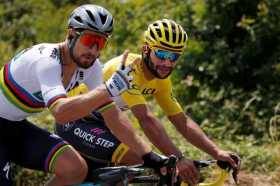 Peter Sagan al lado de Fernando Gaviria durante la segunda etapa del tour. 