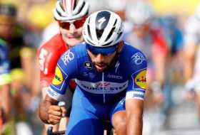 El colombiano del Quick Step Floors, Fernando Gaviria, celebra la victoria conseguida en la cuarta etapa del Tour de Francia.