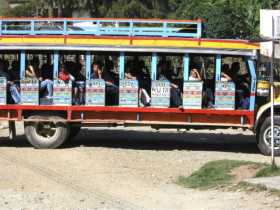 Este es el bus escalera que transporta a estudiantes de veredas como La Selva, en Pácora. Por estos días el servicio está suspen