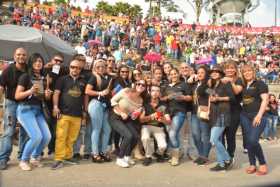 Salsoneros de Manizales, grupo de aficionados de la salsa, participaron en la Tapatón.