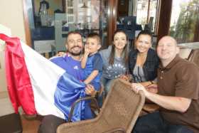 Junto con su esposa, Carolina; a su hijo, Sergio y varios amigos, Hantz celebró el triunfo de Francia. 