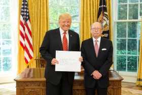 El embajador de Colombia en Washington, Camilo Reyes Rodríguez, junto al presidente Donald Trump. 