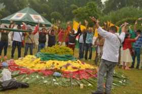 La apertura del evento fue un acto de armonización indígena. Los participantes agradecieron a la Madre Naturaleza.