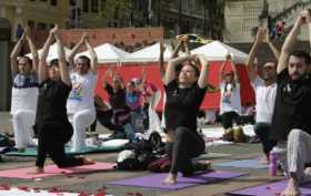 El yoga es conocido por las asanas (posturas), entre las que están paro de brazos. Se logran a medida que se trabaja la respirac