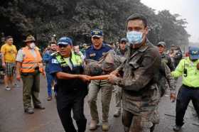 Fotos | EFE | LA PATRIA  Un grupo de trabajadores de los equipos de rescate de Guatemala trasladan a un herido en El Rodeo (Escu