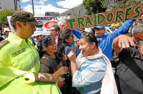Simpatizantes del expresidente Rafael Correa protestaron frente a la Corte Nacional de Justicia. 