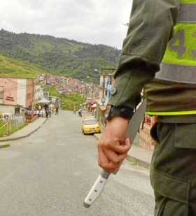 Con cuchillo en mano Foto | LA PATRIA Manizales. Mientras los habitantes de la Comuna Ciudadela del Norte votaban a eso de las 1