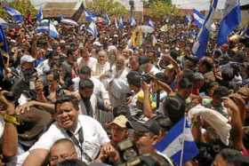 Foto | EFE | LA PATRIA  Una multitud recibió al cardenal Leopoldo Brenes en la Plaza Central de Masaya (Nicaragua).