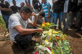 Funeral de Teyler Leonardo, de 14 meses, quien murió este sábado en Managua alcanzado por una bala. Fue sepultado entre lágrimas