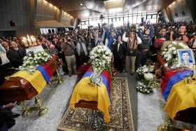 Una multitud acompañó a los familiares del equipo periodístico en las exequias en la iglesia La Dolorosa de Quito (Ecuador). 