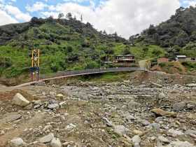 En la imagen, un puente reconstruido tras la emergencia provocada por la creciente del río La Paila.