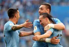 Diego Laxalt celebra con Sebastian Coates y Matias Vecino. 