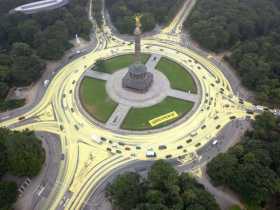 Pintura amarilla cubre la carretera durante una protesta de Greenpeace en la rotonda donde se encuentra la Columna de la Victori