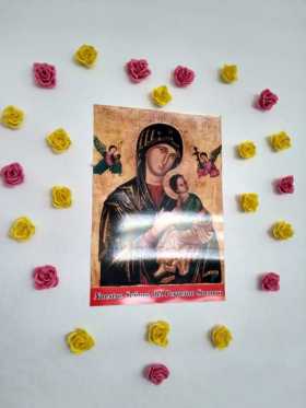 Flores de papel en colores sirvieron para decorar los altares de la Virgen del Perpetuo Socorro.