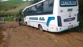 El servicio público y particular se ve afectado en sus recorridos por el mal estado de la vía.