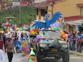 Comparsas en la celebración de los 70 años de la I.E. de Occidente.