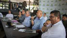 El gobernador de Caldas, Guido Echeverri, con los alcaldes del Magdalena Caldense.