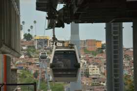 A pie, en buses y busetas se movilizan en Manizales