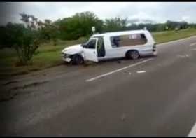 El carro fúnebre quedó a un costado de la vía.