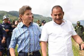 El gobernador del departamento de Antioquia, Luis Pérez, visitó este domingo a Puerto Valdivia, recorrió sus calles y habló con 