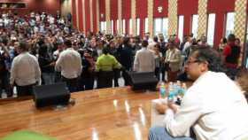 Gustavo Petro se reúne con sus seguidores en la Universidad de Manizales