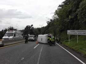 Dos lesionados tras volcamiento vehicular en La Estampilla