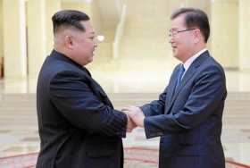 Foto | cedida por la presidencia surcoreana a EFE | LA PATRIA Kim Jong-un, líder de Corea del Norte, saluda al jefe de la Oficin