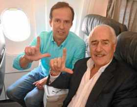 Foto | Tomada de la cuenta de Twitter @AndresPastrana_ | LA PATRIA  Jorge Quiroga y Andrés Pastrana a bordo del avión que los ll