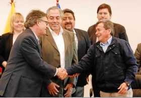 Gustavo Bell, jefe negociador del Gobierno, saluda a Pablo Beltrán del Eln. 