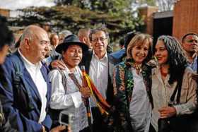 Foto | Colprensa | LA PATRIA El aspirante a la presidencia de Colombia Gustavo Petro (d) en la Registraduría Nacional junto a su