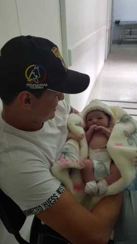 Fotos | Cortesía Yeison Jiménez | LA PATRIA Yeison, feliz al lado de su hija.