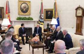 El consejero de seguridad nacional de Corea del Sur, Chung Eui-yong (c-i), se reúne con el presidente estadounidense Donald J. T