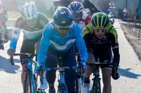 El ciclista francés del Groupama-FDJ, Thibaut Pinot (fondo), el británico del Mitchelton-Scott, Simon Yates (d), el colombiano d