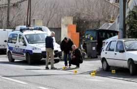 Agentes de la Policía recogen pruebas durante una operación junto a un supermercado en el que está suce