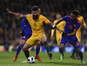 Johan Mojica (d) disputa el balón con el australiano Mile Jedinak (i), durante el partido amistoso de esta tarde.