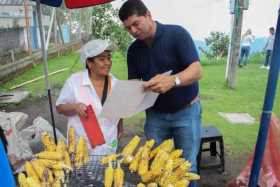 Félix Alejandro Chica Correa, durante su campaña en el barrio Chipre, de Manizales