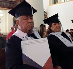 Los esposos Marco Tulio Loaiza y Romelia Ramírez recibieron el título de bachilleres académicos y quedaron con ganas de estudiar