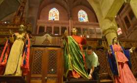 Fotos | Freddy Arango | LA PATRIA  Los primeros santos en quitarles el polvo son los que se utilizarán hoy: Jesús, María Magdale