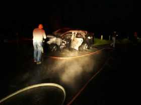 Este carro chocó contra un árbol y se incendió.