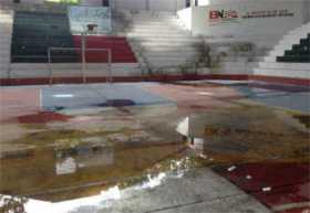 El agua es el gran protagonista del Coliseo Juventud 2000 de Neira. 