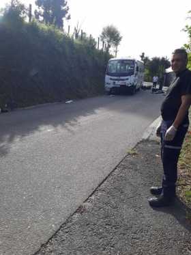 El accidente ocurrió cerca del colegio Anglohispano. Chocaron un colectivo y una moto.