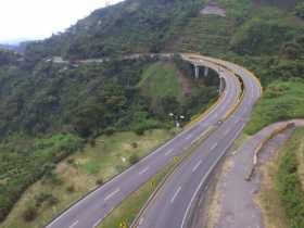 Gobernadores reclaman más obras de Autopistas