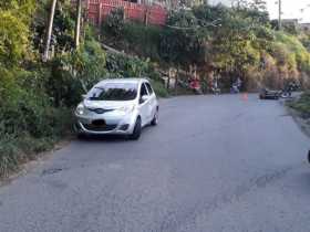 Autoridades de tránsito efectuaron el croquis para determinar la responsabilidad de los implicados en el choque.