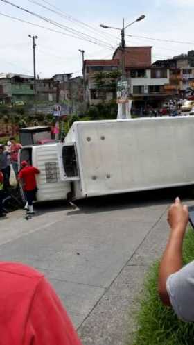 Camión cargado con alimentos se volcó en San Cayetano