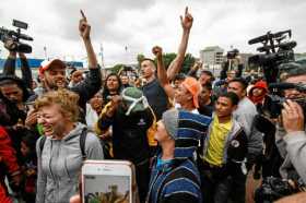 Los integrantes del Viacrucis Migrante festejaron el ingreso de los primeros compañeros a la garita San Ysidro, en la frontera e