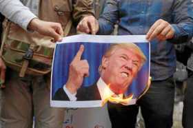 Foto | EFE | LA PATRIA  Un grupo de iraníes quema una fotografía del presidente estadounidense, Donald Trump, mientras participa
