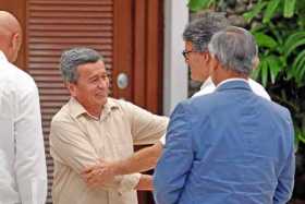 El negociador jefe del Eln, Pablo Beltrán, saluda al líder del equipo negociador del Gobierno, Gustavo Bell.