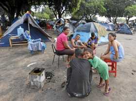 Además de Perú y Colombia, Brasil también se alista para regular la llegada de venezolanos a sus tierras. Refugiados acampan en 