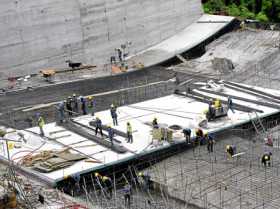 Las obras del vertedero de la represa continúan. 