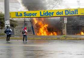  Manifestantes incendiaron la sede de la emisora oficial Nueva Radio Ya. 